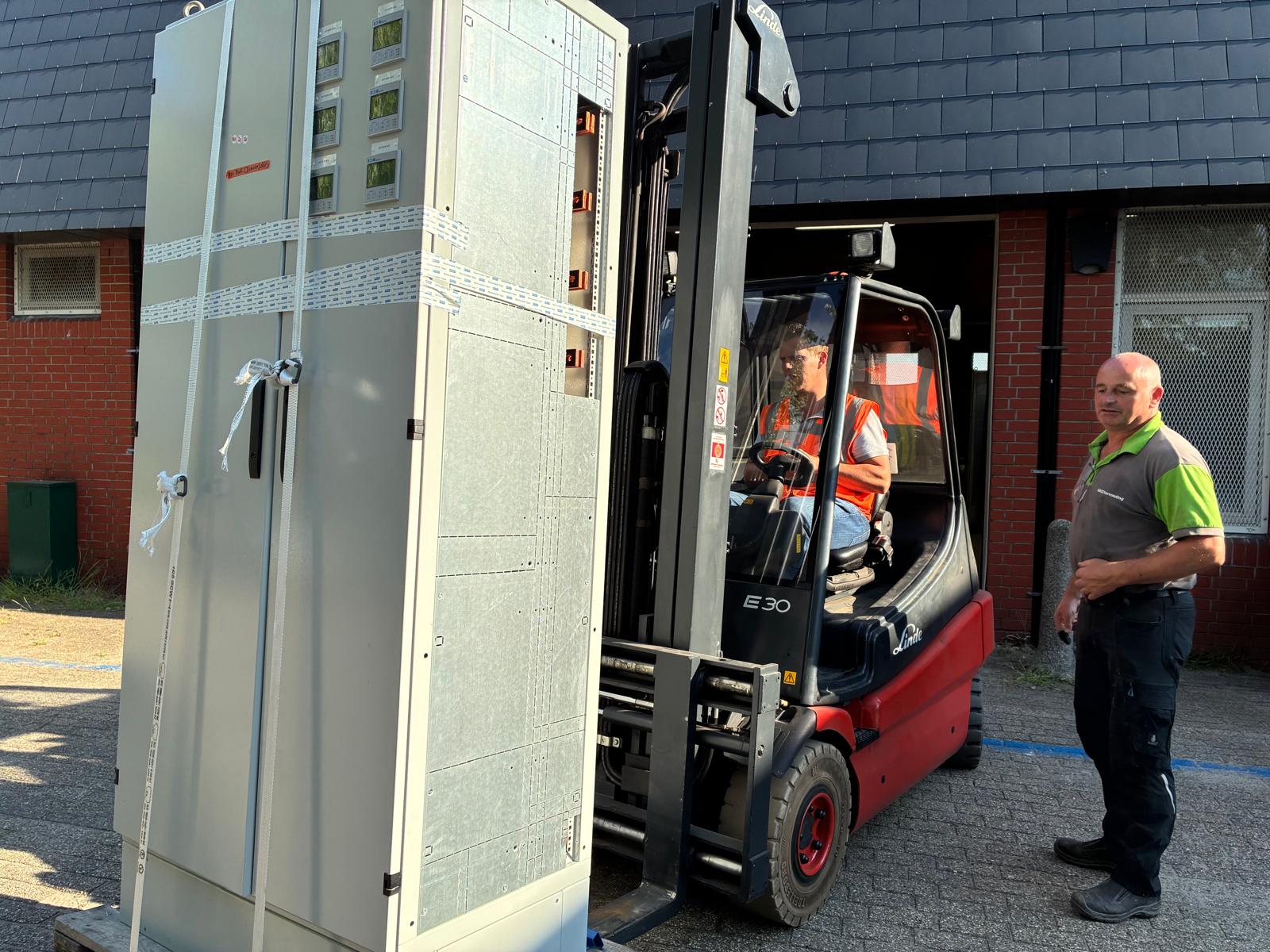 Laagspanningskast van de Krammersluizen krijgt een nieuwe bestemming bij Normec Inrush voor praktijkonderwijs en veiligheidstrainingen in de elektrotechniek.